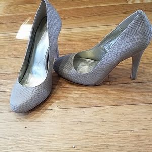 Jessica Simpsons honeycomb textured heels